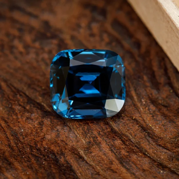 Blue Spinel (नीली)